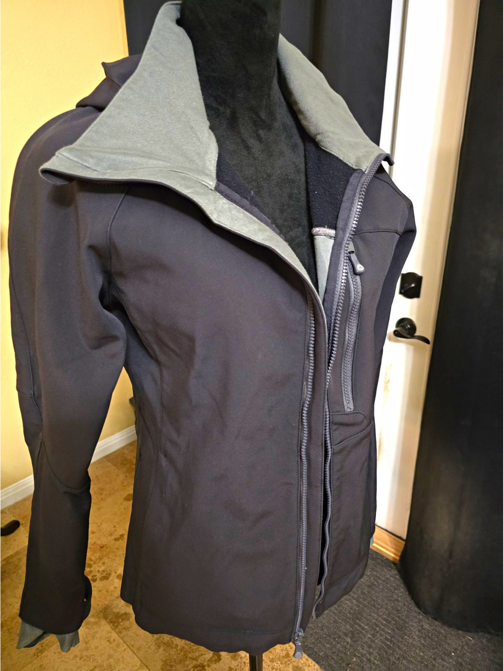 Burton [ak] Women’s Softshell Hooded Jacket in Charcoal Black/Dark Grey Size M